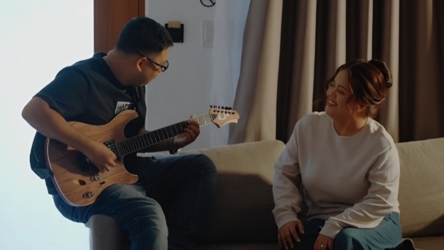 Mc Rosen playing guitar for Krizza Lou